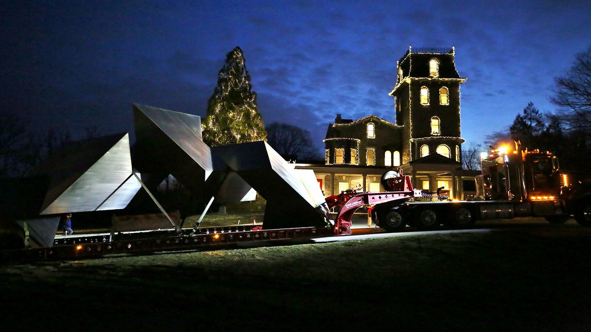 GBCA's tweet photo. On June 12, the @WoodmereArt dedicated White Water, a 19,000 lb., 40-foot-long, 16-foot-high sculpture moved into place by heavy lifting expert George Young @MammoetHolding. #excellenceisbuilding
https://t.co/9FkC8ZZmmL https://t.co/Upri1614iw