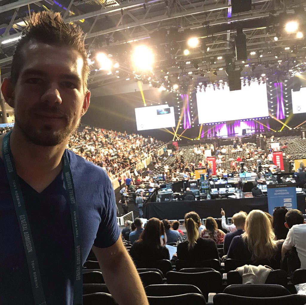 SimonSaysPIE's tweet photo. I have been wanting to go to this event since I was 14 yrs old. Over a decade later I’m finally here. I made it. 

#TonyRobbinsUPW 
#UPW 
#RobbinsMadanes https://t.co/Ph1NNZDap0