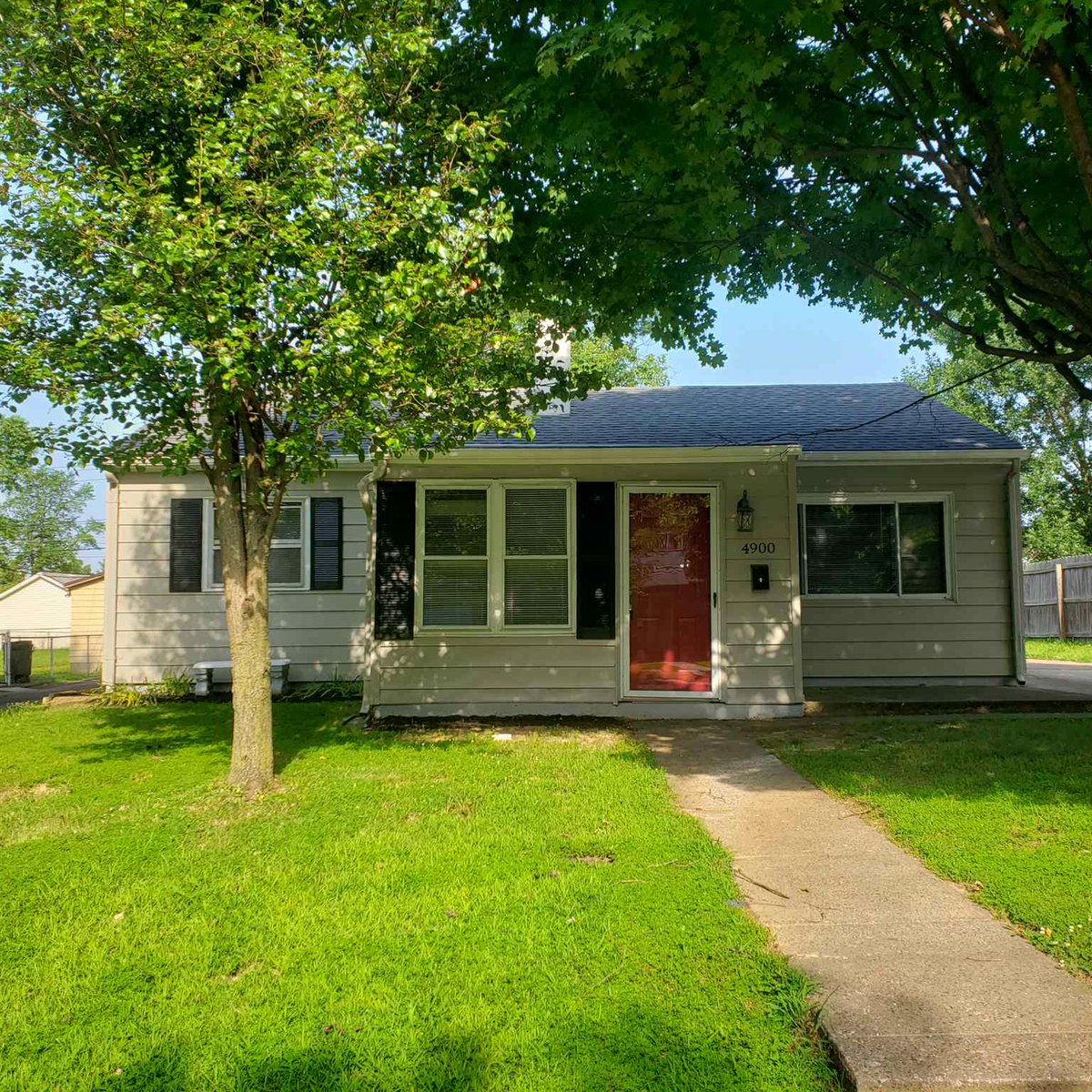 CButlerTeam's tweet image. Congratulations to Mindy Woodward on her NEW LISTING!   3 BR 1 BA home located at 4900 Warren Dr., Evansville, IN 47710.  Contact Mindy at 812-483-1309 for more information.  #NEWLISTING #CharlieButlerTeam #Evansville #RealEstate