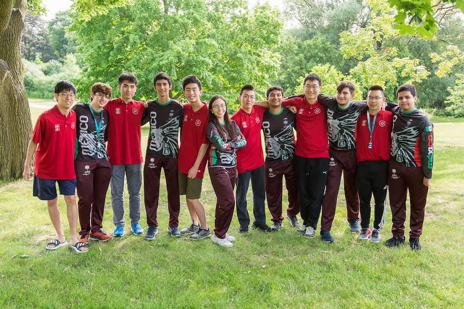 These young mathematicians will be heading off to the #IMO2019 next week! 👏 The Canadian and Mexican National teams have spent the last few weeks with the @uWaterloo_CEMC for final training. imo2019.uk <a href="/CDMXOMM/">MatemáticasCDMX</a> <a href="/canmathsociety/">Canadian Mathematical Society</a>⁩