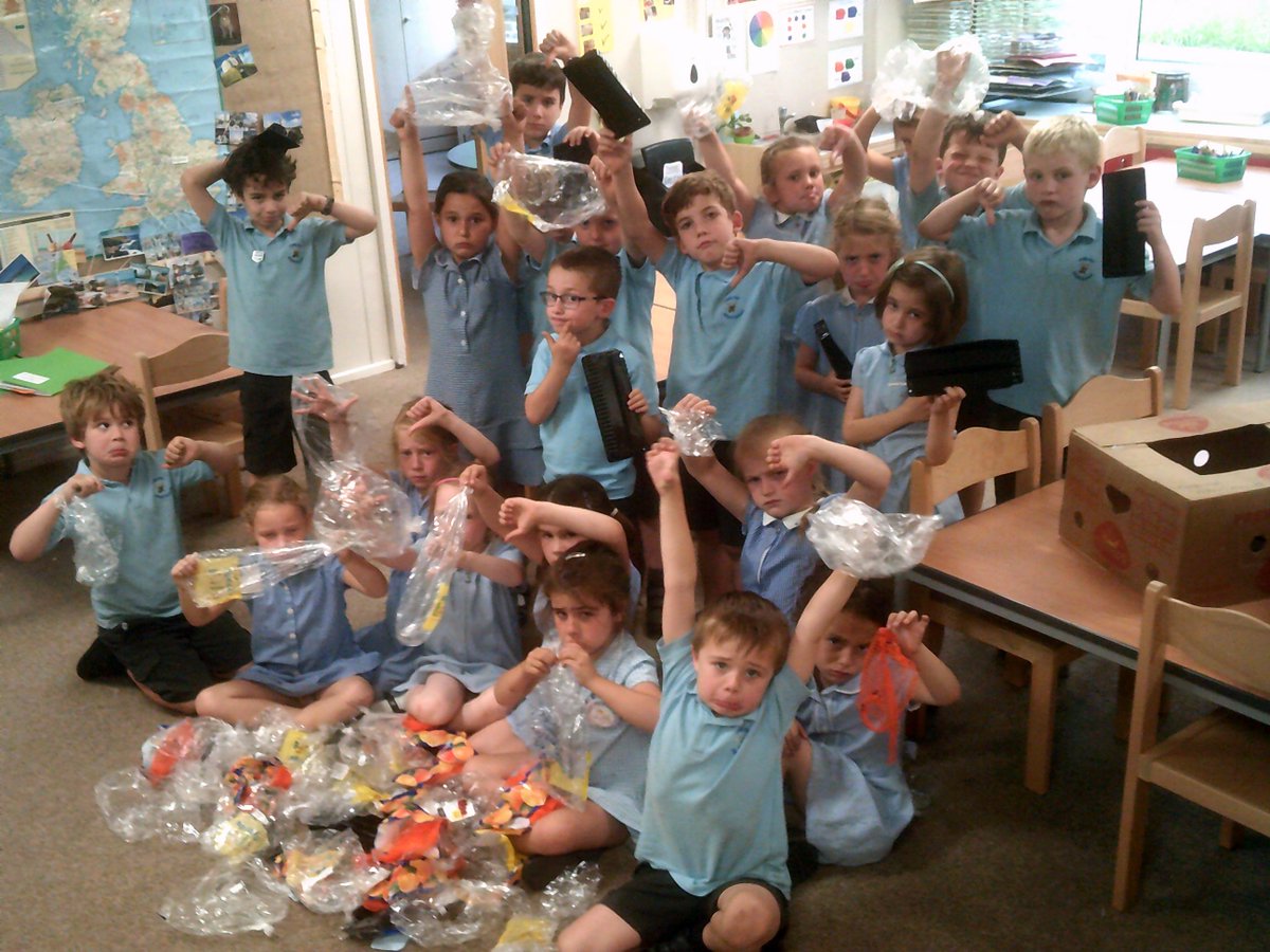 Sunshine class are ready to return the plastic that comes with the daily fruit! We have written comments on some of the wrappers such as 'Bananas and satsumas already have their own natural packaging'#ourplasticfeedback @HughFW
@Kidsfruitmww #WarOnPlastic