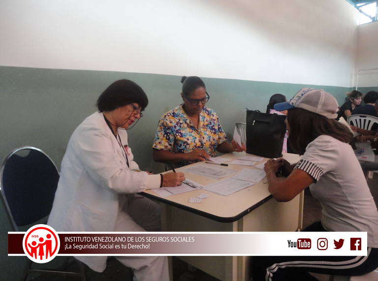 DGI_IVSS's tweet photo. El despliegue que se desarrolló este #10Jul en Carapita de la Parroquia Antímano superó la expectativa. El personal asistencial del #IVSS atendió a más de 900 abuelos durante 2 días de arduo trabajo. #2M700MilViviendasParaElPueblo @magallyvina https://t.co/bCv2izVzMa
