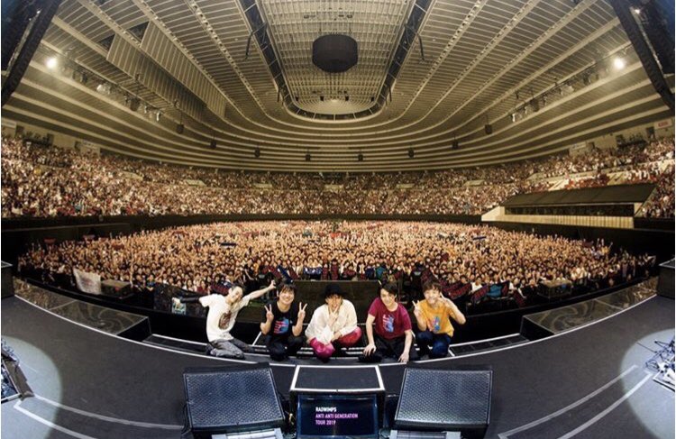 MamiAaabbbaaa's tweet photo. 今年は２公演参戦でした！
本当に感動する2日間。
1日目はアリーナS-4でほとんど真ん中の前で近過ぎたなぁ。
しばらく余韻にひたらしてください😂

#RADWIMPS
#AAGT https://t.co/1D3naUzf4y