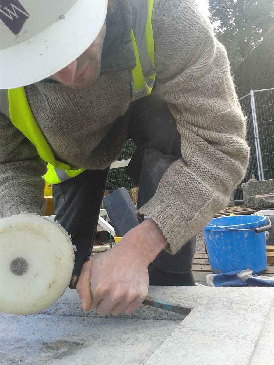 Are you a bricklayer wanting to retrain as a stonemason? A fantastic, funded course is coming up find out more here bit.ly/2LJWTMh with <a href="/TywiCentre/">Tywi Centre</a> #heritage #traditional #skills #jobs #careers