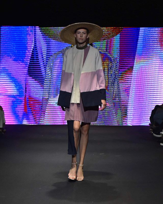 In passerella per l’evento MADEINMEDI, una creazione di Naomi Restuccia, del corso di Fashion Design di Harim Accademia Euromediterranea 👏🏻👏🏻🔥
.
.

#fashiongraduateitalia #basemilano #fgi2019 #fashionweek #potd #tbd #design #fashion #milano #fashions… ift.tt/2LN1YU4