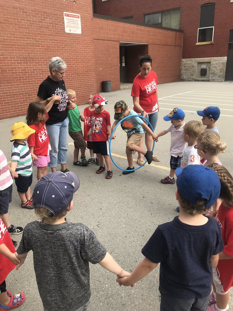 DCSummerHEAT's tweet image. Working together to build a community @DCSummerHEAT #hoolahoopchallenge #collaborate #workingtogether #teamwork #imatteratdsbn #community @DSBNSummerHEAT