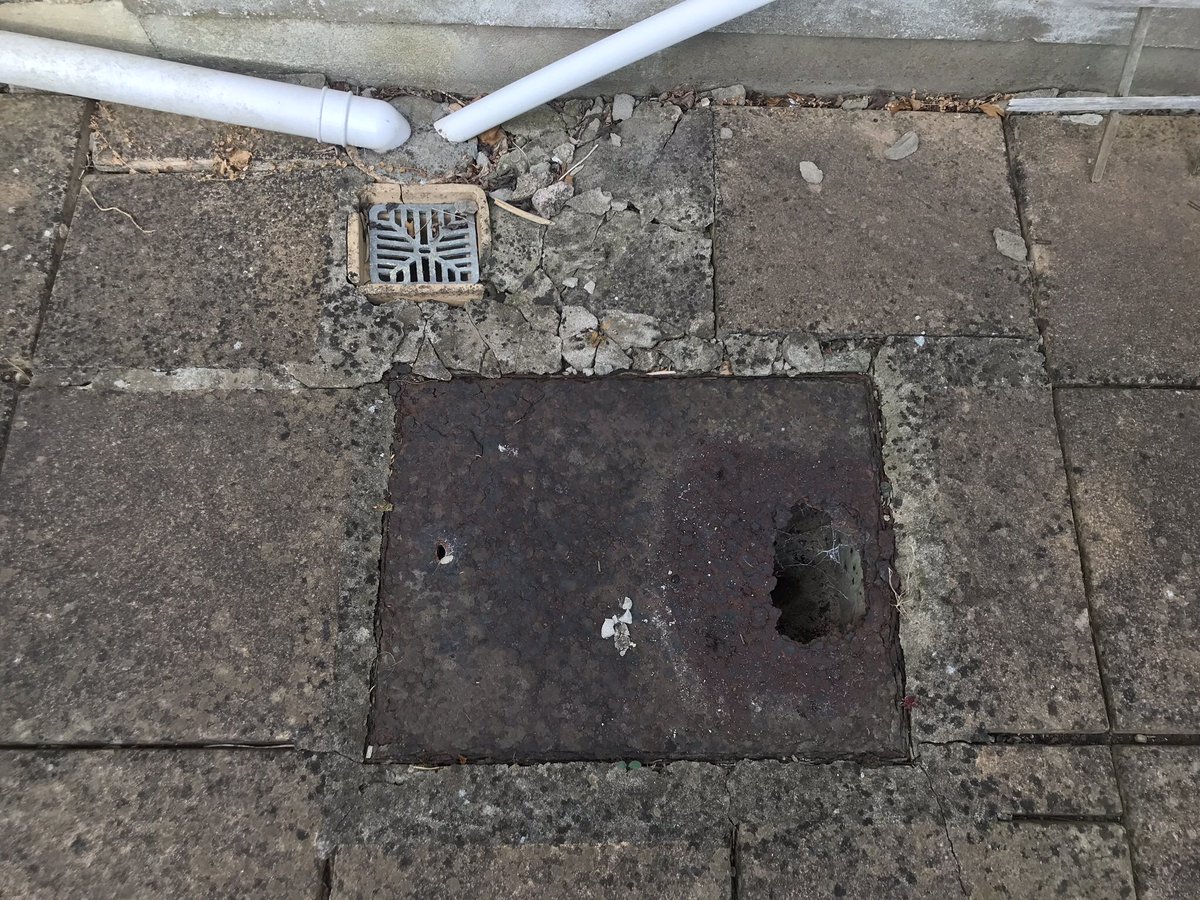 romanrodltd's tweet photo. Good tidy work from the team today, replacing Old Manhole cover and Frame @BWCsouthwest @InBath #tidywork https://t.co/0vZhXd8l5H