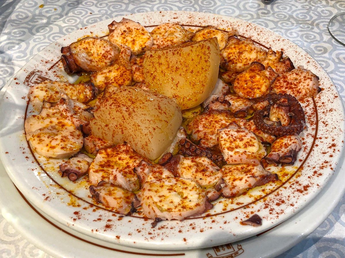 pulpopasion's tweet photo. Ronda matinal finiquitada! Menudo jueves!
📍@AsPedrinas Novas
🍽#PulpoPasión (con cachelos 😋)
Simplemente delicioso y encima estupendamente acompañado por un #AlbaMartin de @BodMartinCodax
Nos retiramos a descansar un poco y por la noche...volvemos! 🔥 https://t.co/xlvjxo2xTG