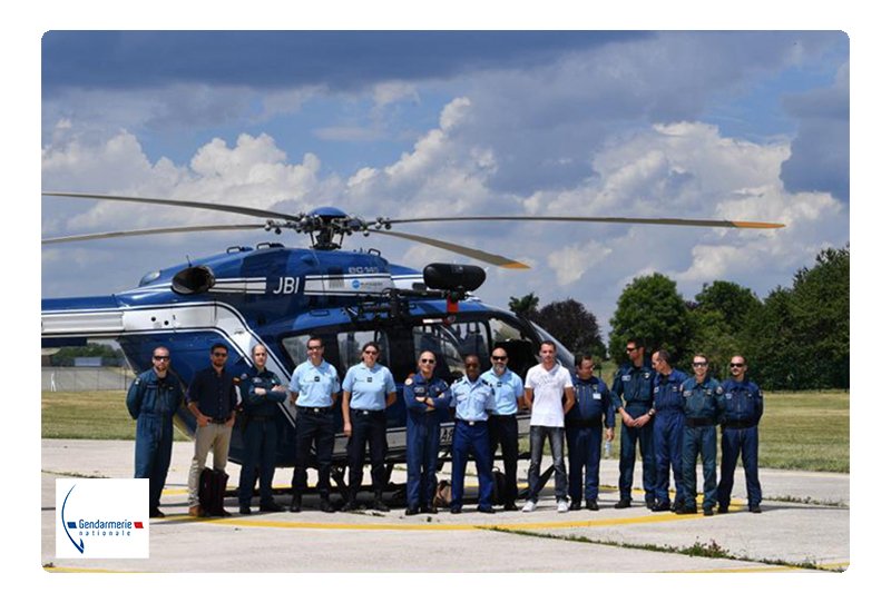 Gendarmerie's tweet image. #CoupDeCoeur 💙 Blessés #gendarmerie : un soutien indéfectible !
Répétitions du #14Juillet 🇫🇷 des gendarmes blessés ont survolé les Champs-Élysées en hélicoptère 🚁 
👮‍♀️👮‍♂️Soldats du quotidien #EspritDeCorps #Gratitude 🙏
🔗Clip #projetULTRAOPS facebook.com/watch/?v=10988…
#Résilience
