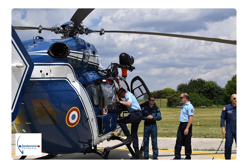 Gendarmerie's tweet image. #CoupDeCoeur 💙 Blessés #gendarmerie : un soutien indéfectible !
Répétitions du #14Juillet 🇫🇷 des gendarmes blessés ont survolé les Champs-Élysées en hélicoptère 🚁 
👮‍♀️👮‍♂️Soldats du quotidien #EspritDeCorps #Gratitude 🙏
🔗Clip #projetULTRAOPS facebook.com/watch/?v=10988…
#Résilience