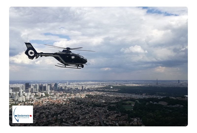 Gendarmerie's tweet image. #CoupDeCoeur 💙 Blessés #gendarmerie : un soutien indéfectible !
Répétitions du #14Juillet 🇫🇷 des gendarmes blessés ont survolé les Champs-Élysées en hélicoptère 🚁 
👮‍♀️👮‍♂️Soldats du quotidien #EspritDeCorps #Gratitude 🙏
🔗Clip #projetULTRAOPS facebook.com/watch/?v=10988…
#Résilience