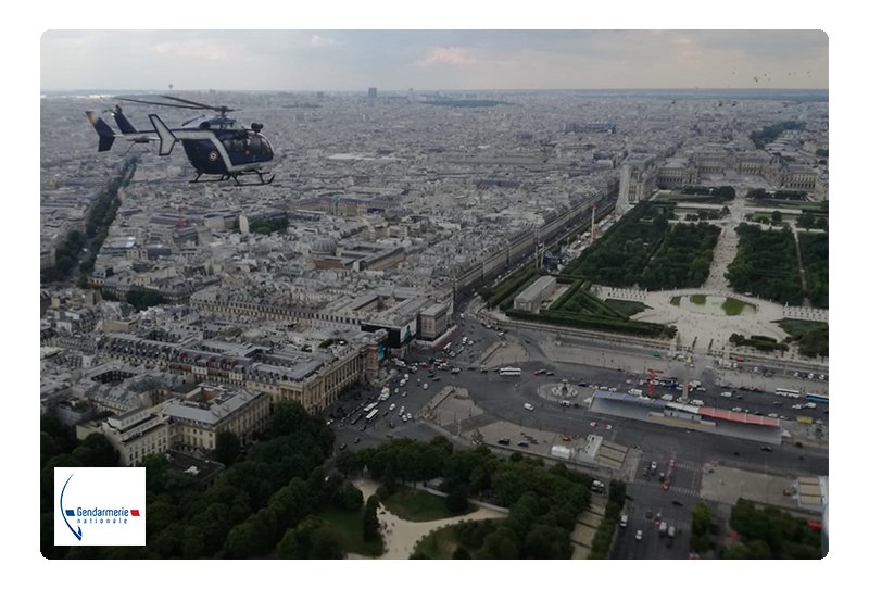 Gendarmerie's tweet image. #CoupDeCoeur 💙 Blessés #gendarmerie : un soutien indéfectible !
Répétitions du #14Juillet 🇫🇷 des gendarmes blessés ont survolé les Champs-Élysées en hélicoptère 🚁 
👮‍♀️👮‍♂️Soldats du quotidien #EspritDeCorps #Gratitude 🙏
🔗Clip #projetULTRAOPS facebook.com/watch/?v=10988…
#Résilience