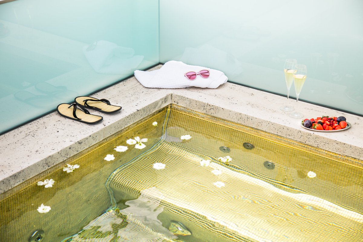 What’s your dream for this Wednesday morning? Maybe a fresh bath into an open air jacuzzi? 
We can realize your dreams at our Duomo Suite! >>bit.ly/2xt6f6K