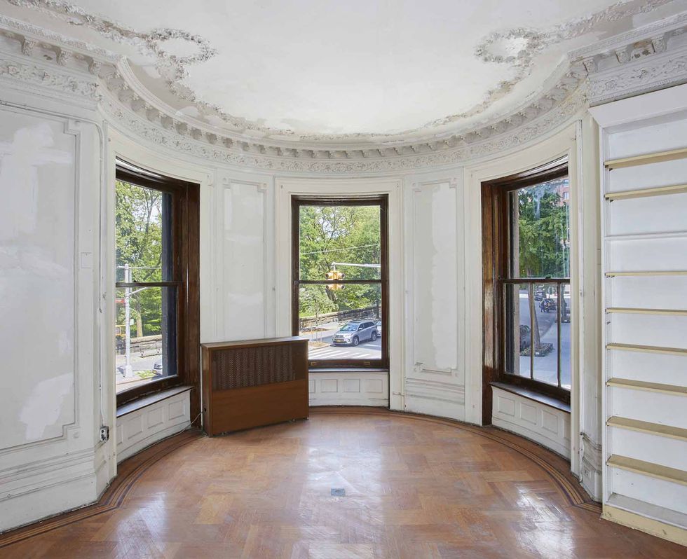 easteggrealty's tweet image. If you’re familiar with NYC real estate, you know it’s pretty rare to find a single-family mansion that’s still brimming with original details...zurl.co/7Nl9 #CarrollMansion #UWS #RiversideDrive #NYC #HistoricArchitecture #LuxuryRealEstate #LoveWhereYouLive