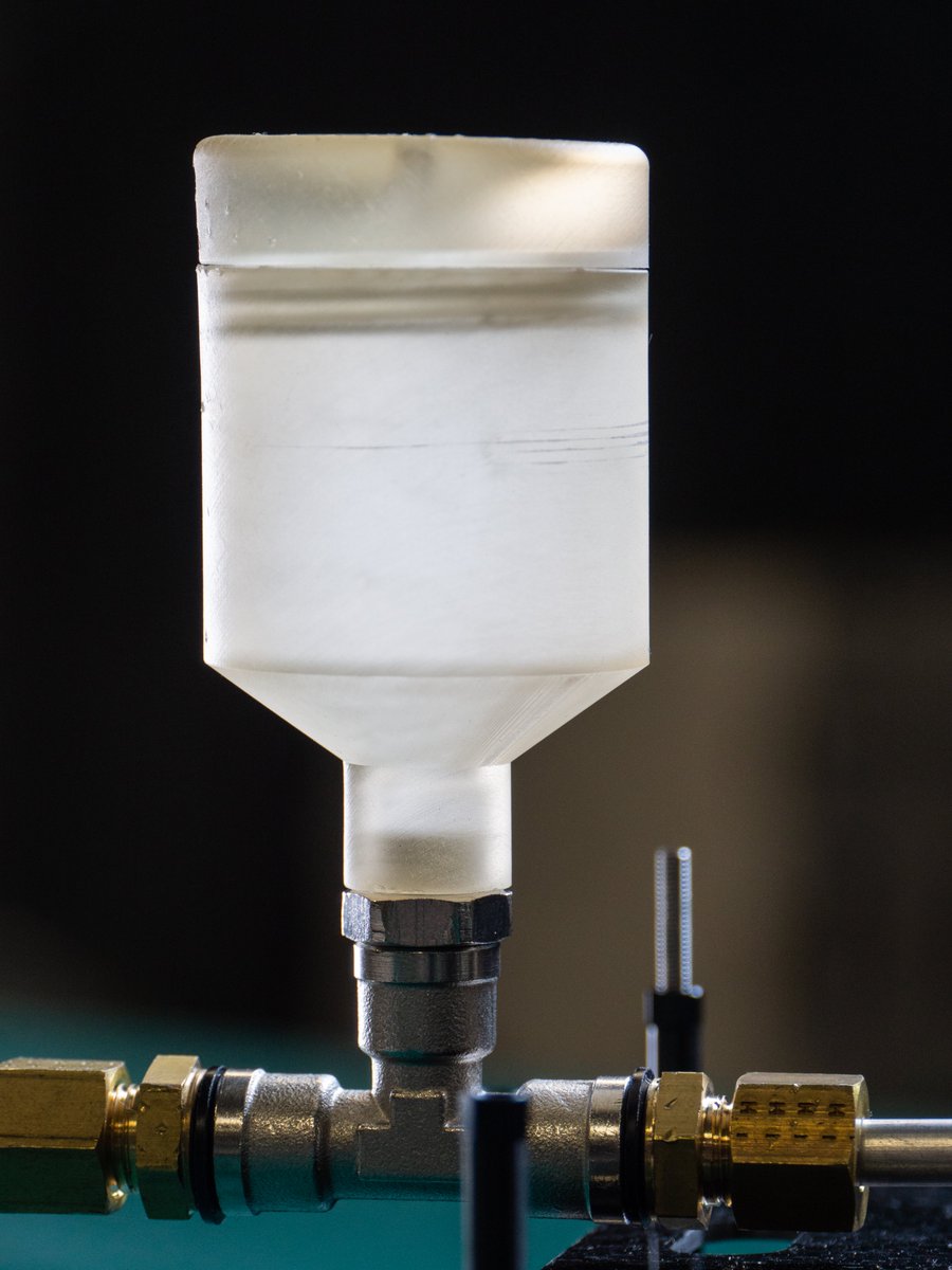 Additic3D's tweet photo. #Conception et #impression3d d'un petit réservoir d'alimentation en #stéréolithographie avec filetage de précision pour une adaptation parfaite 😀👌 https://t.co/DdNAwx0JlU