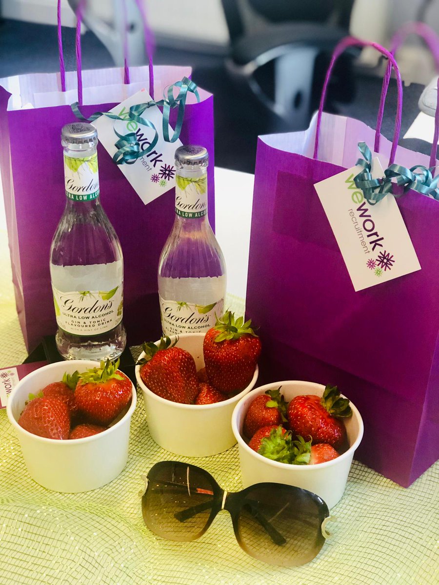 WeWorkRec's tweet image. Summer client drops ... who doesn't love strawberries and a G&amp;amp;T!? 😋😎 #loveourclients #lovewhatyoudo #clientdrops #gordons #ginandtonic #strawberries #summer #recruiterlife #recruiting #businessdevelopment #networking #ontheball #findyournextbigplayer  #weworkrecruitment