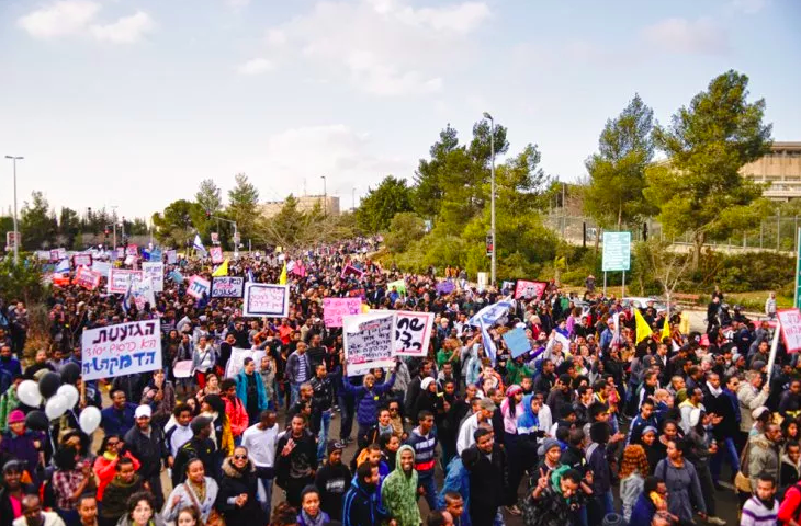 ecomnewsmed's tweet photo. #Israel : la mort de Solomon #Tekah, un jeune homme de 18 ans, tué par un policier dans la ville de #Haïfa a déclenché des émeutes à travers le pays. https://t.co/N1UuG0hVnU @IsraeliPM https://t.co/iZ61mTcPt5