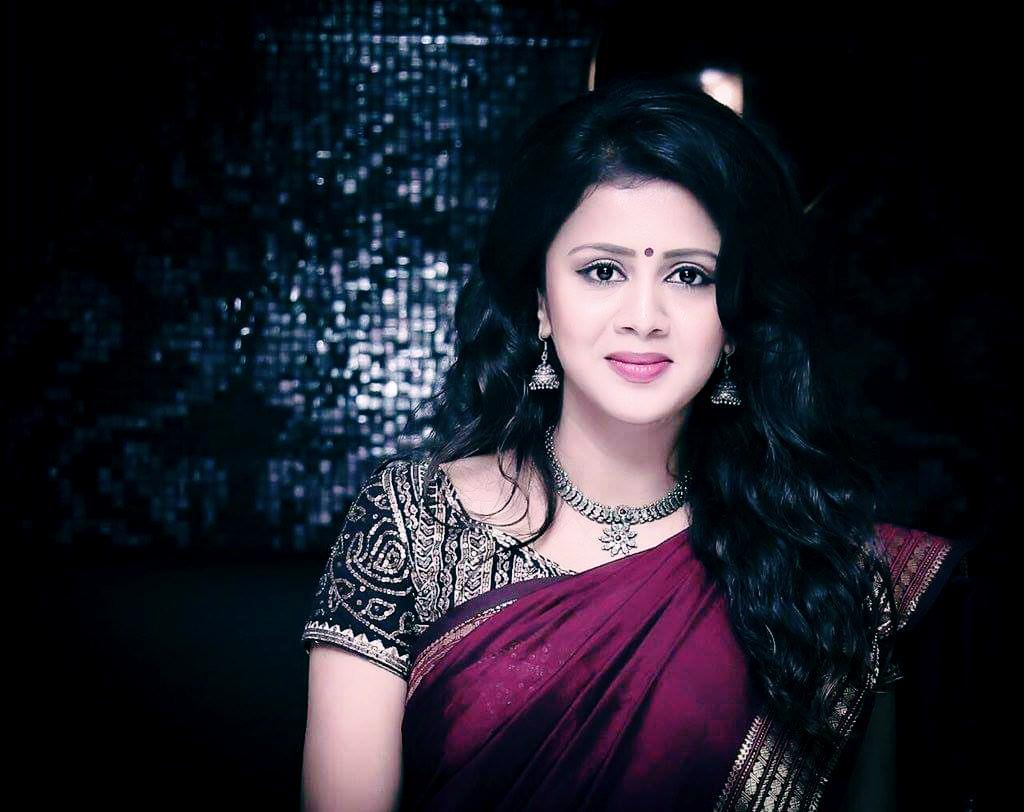 5njana's tweet photo. Alagu ku uruvam kudutha adhu enga Akka @AnjanaVJ ☺😍#AnjanaVj ....

Pic 1.original pic
       2. My small edit 🙏

En phone LA signal 📶iruko illaiyoo ana intha👇photo irukanum ☺😌

Good night to everyone... 👋
#SweetDreams https://t.co/NSsKWyksjE