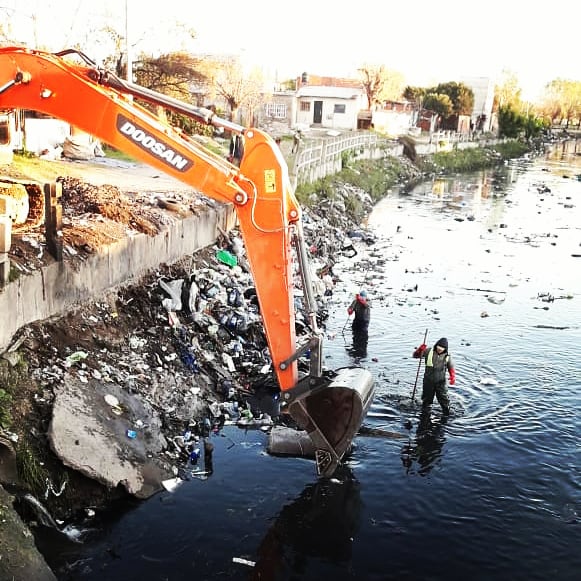 PublicosQuilmes's tweet photo. 🚜 Continuamos con la Limpieza y el Saneamiento de los arroyos en el distrito. Pedimos a los vecinos colaboración, no arrojar basura!!! https://t.co/Wti2GHlqbv