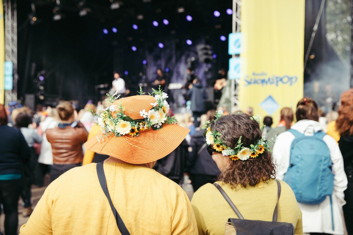 Juhlitaan yhdessä 💛 Tiksissä 💛 
📸: <a href="/KonstaLinkola/">Konsta Linkola</a> 
#TikkurilaFestivaali #juhlitaanyhdessä #kesä2019