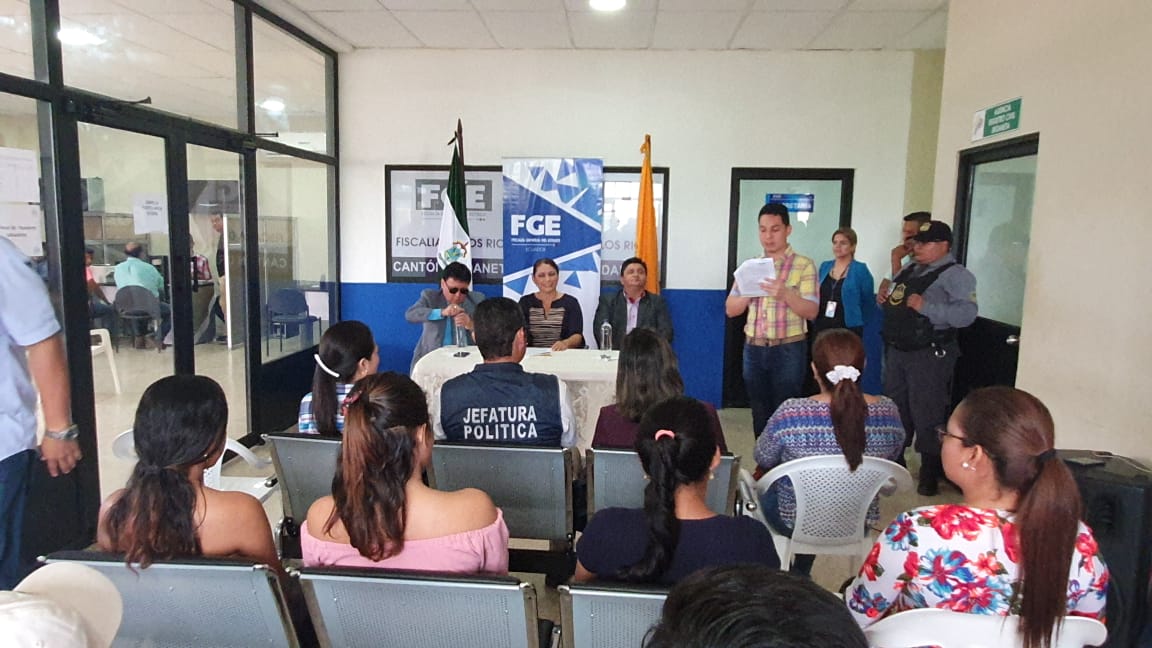 AlcaldiaUD's tweet photo. HOY📍 Alcaldesa @Amadazam junto al Dr. Luis Pesantez Heredia, Fiscal Provincial suscriben convenio de Cooperación Interinstitucional entre la @AlcaldiaUD y la @FiscaliaLosRios, para que las oficinas funcionen en el Auditorio Celsa Huerta Carvajal, de la Parroquia Urbana Catarama. https://t.co/3mQkxC6is3