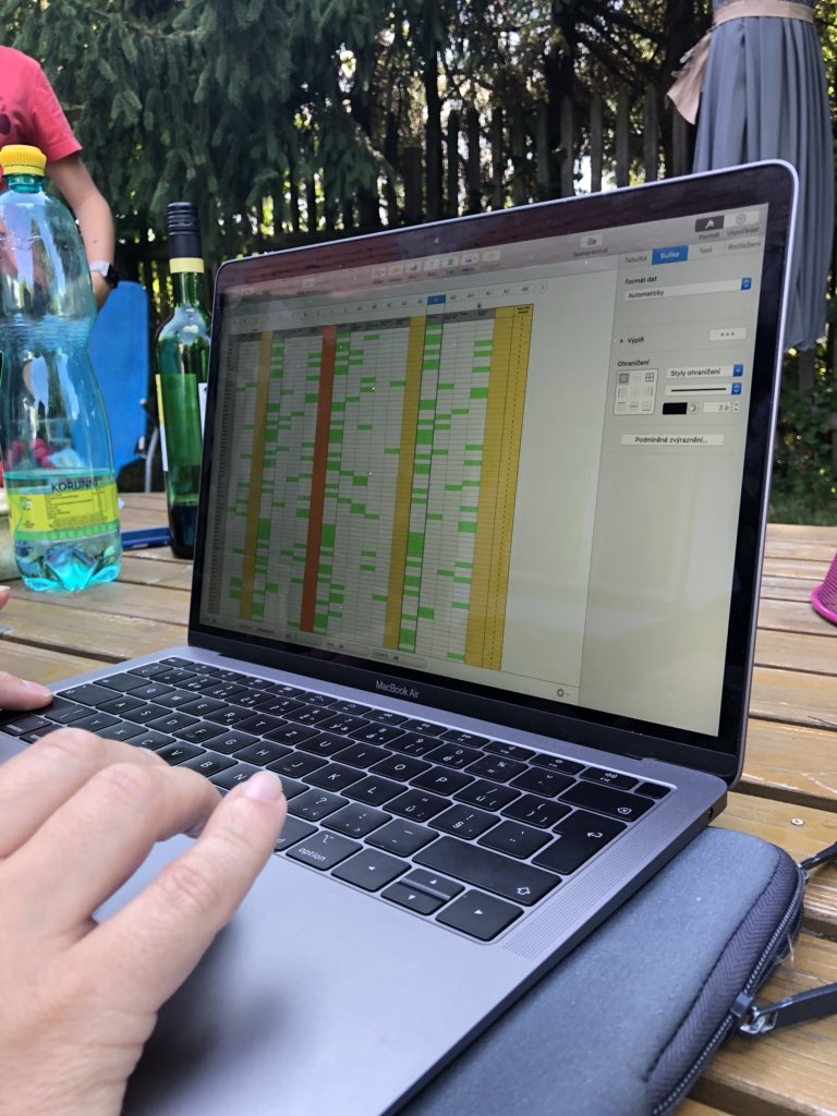 Libor_Klubal's tweet photo. Makáme. #workshopy #letniskola #ipadmoravka #uzjetoblizko @VojtechGybas @patrman76 https://t.co/KaFiCLX97a