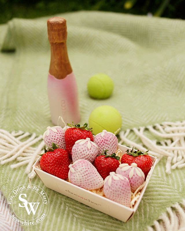 SewWhite's tweet photo. Explore my Top 5 treats for #Wimbledon Finals Weekend! From drinks &amp; chocolate treats to the cutest way to serve the iconic strawberries &amp; more. 
https://t.co/5jxFKyxf7h
@chiefchoclady @CarolineRandell @LeCreusetUK @elyswimbledon @BaileysOfficial @PimmsGB @marksandspencer https://t.co/KbASR1ruQ7