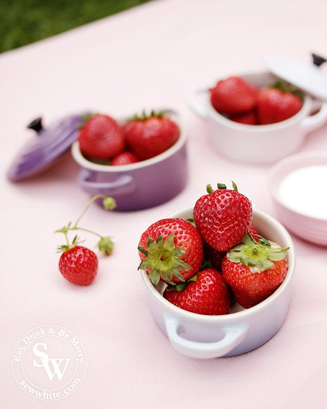 Explore my Top 5 treats for #Wimbledon Finals Weekend! From drinks &amp; chocolate treats to the cutest way to serve the iconic strawberries &amp; more. 
sewwhite.com/wimbledon/top-…
<a href="/chiefchoclady/">choconchoc</a> <a href="/CarolineRandell/">Caroline Randell</a> <a href="/LeCreusetUK/">Le Creuset UK</a> <a href="/elyswimbledon/">Clara Hoffmann</a> <a href="/BaileysOfficial/">Baileys</a> <a href="/PimmsGB/">Pimm's</a> <a href="/marksandspencer/">M&S</a>