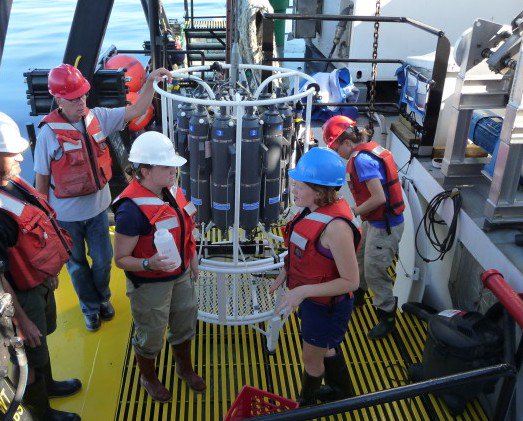 SeaGrant's tweet image. What's it like to spend a week aboard a research ship? Follow along as 15 teachers blog about their week in the Great Lakes Sea Grant Network’s Shipboard Science Workshop, where they're working with scientists to study harmful algal blooms &amp;amp; microplastics bit.ly/2LIF2W4