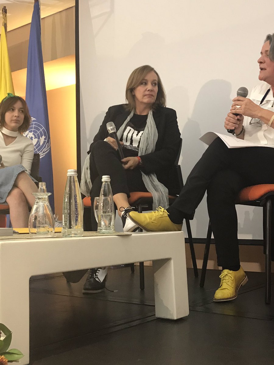 UNFPAColombia's tweet photo. Estamos escuchando y respondiendo las preguntas del público.
- “¿Qué es ser libre?”
- “La libertad está en construir un mundo en el cual quepamos todxs y en el que nuestras decisiones no impliquen la limitación de la libertad de otras personas”.@Bqueenter
#YoMeSumoDMP #DMP2019 https://t.co/qunO9nj7MD