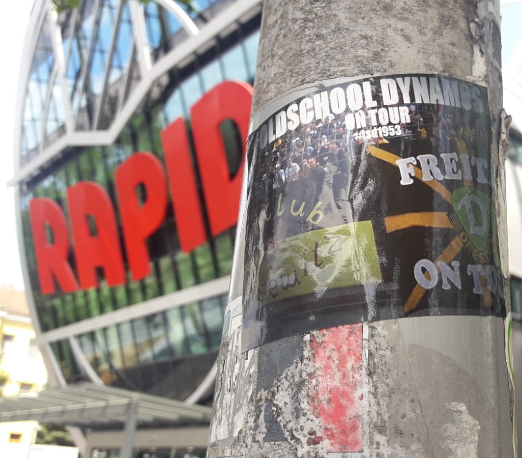 FreitalonTour's tweet photo. Gesehen..
Euch noch einen Schönen..😉 #sgd1953 #ftlot #unterwegs #away #austria #rapid #Schickmaneemail #ominöseschüttelschwein #eintrikotgehtrum Shot by Pia https://t.co/8Uv6vXy8JB