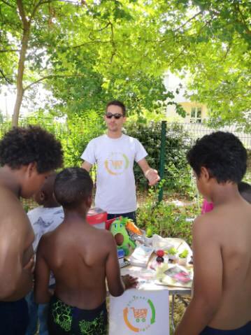 solidarifood's tweet image. Apres midi au Chene Magique 🌳, accueil de loisirs et sensibilisation au #gaspillagealimentaire 🥗 auprès des 6-12 ans! Ils ont nous aidés grâce aux #VéloSmoothie #AntiGaspi et savourer d’excellents jus frais🍹 Bravo à tous 👏 et merci aux @MdqleTroisMts d’@Angers! 🍏🥕