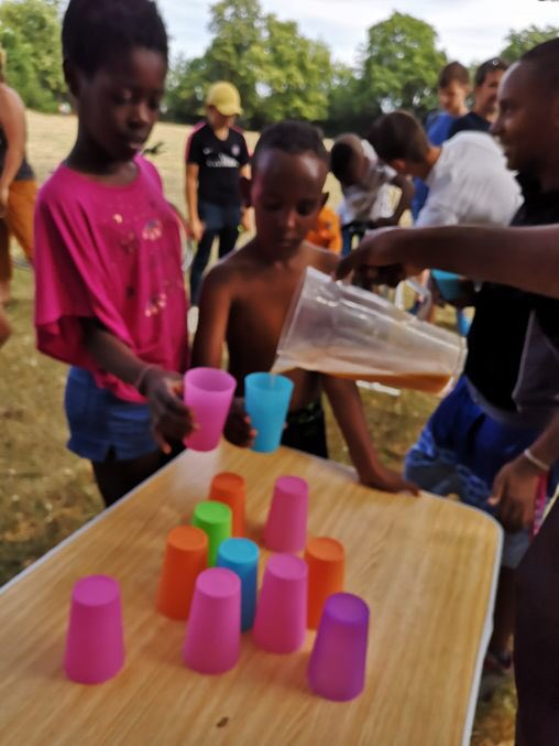 solidarifood's tweet image. Apres midi au Chene Magique 🌳, accueil de loisirs et sensibilisation au #gaspillagealimentaire 🥗 auprès des 6-12 ans! Ils ont nous aidés grâce aux #VéloSmoothie #AntiGaspi et savourer d’excellents jus frais🍹 Bravo à tous 👏 et merci aux @MdqleTroisMts d’@Angers! 🍏🥕