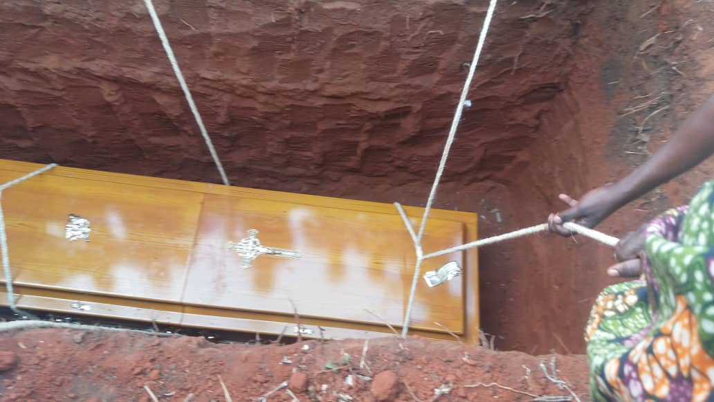 azamtvtz's tweet photo. PUMZIKA NDIBALEMA: Wawakilishi wa wafanyakazi wa Azam Media wakishiriki mazishi ya Florence Ndibalema yaliyofanyika leo huko Karagwe…
😭😭
#RIPSaid #RIPFlorence #RIPWandwi #RIPSalim #RIPSilvanus #RIPNduguZetu https://t.co/huBqzvy1Z3