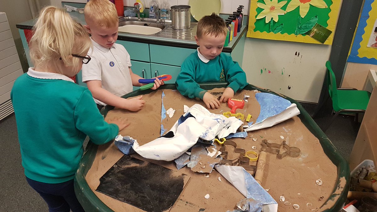 RECEPTION_RRC's tweet photo. Our little learners have enjoyed the beach tuff tray and the role play areas today. @ALCRoseheyworth @MrsBowdler https://t.co/Q8uhHt4sC8