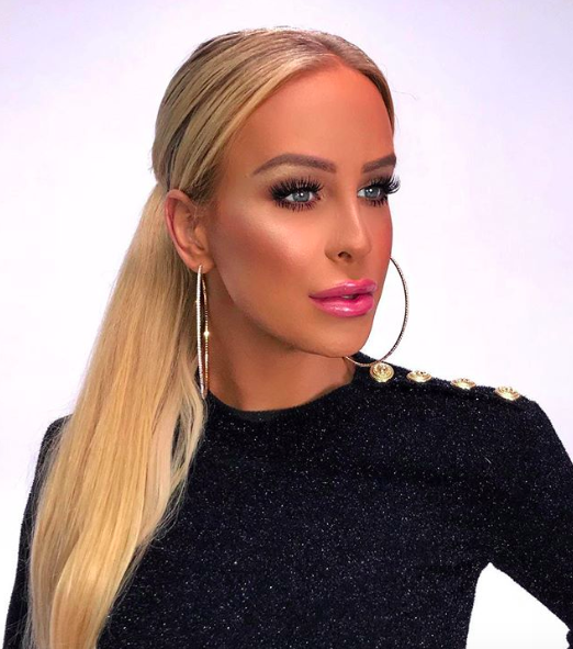 socialeyeslash's tweet photo. Who doesn't love a good #TBT?! Here's a look @hilarymontez did for the ever-glamorous @TheGigiGorgeous using our Vixen lashes 🔥(Also we're livingggg for that pout) #SocialEyesLashes https://t.co/YXWJymhv7b