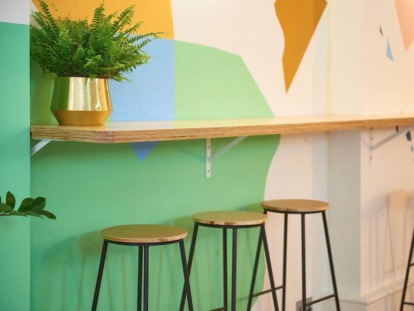 Pull up a chair and have a chat 💭 and a cuppa ☕️ with a work colleague in our bright communal spaces at House Of Creative #workspace #interiordesign #community #entrepreneurs #shoreditch #cosharedworkspace #sharedworkspaces #officesforrent #londonoffice