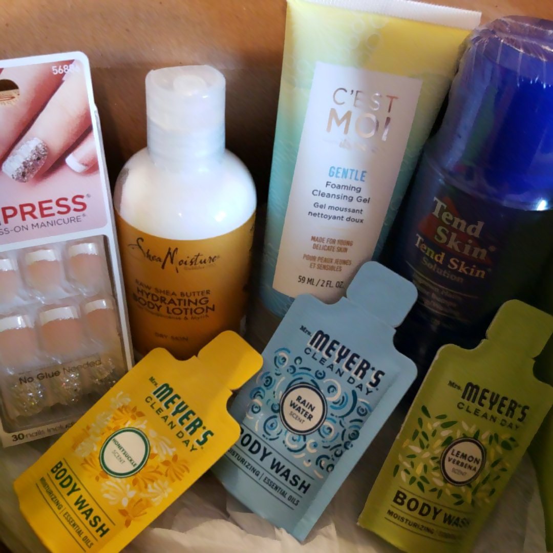 laveezza's tweet photo. @Influenster @SummerKickOffVoxBox #complimentary #imPRESSmanicure https://t.co/E8a22YzO53
