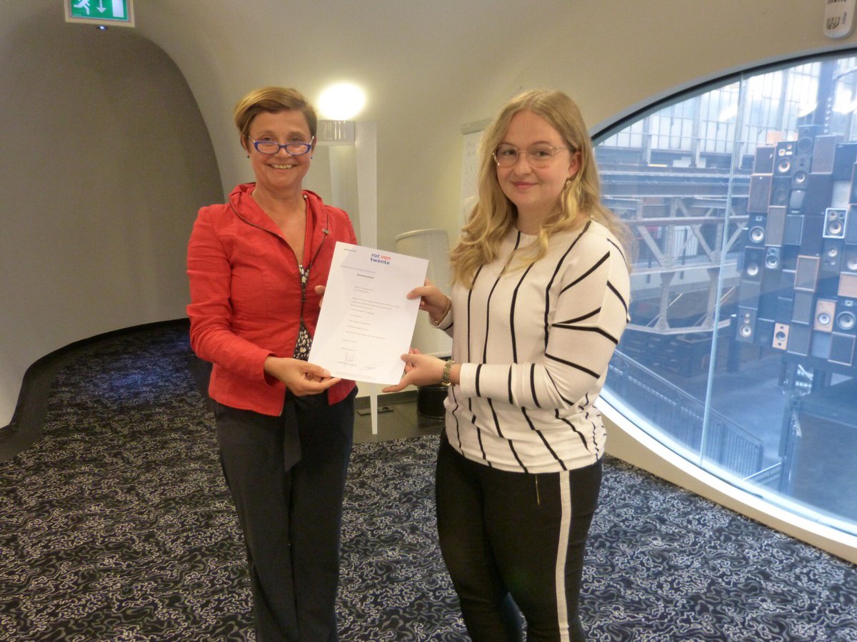 Zoals elk jaar sluiten we we het schooljaar af met een vergadering met het CvB waar de studenten die ons gaan verlaten een getuigschrift mogen ontvangen. BEDANKT VOOR JULLIE INZET! #CSR #rocvantwentealmelo #rocvantwentehengelo #rocvantwenteenschede #CvB #studenten