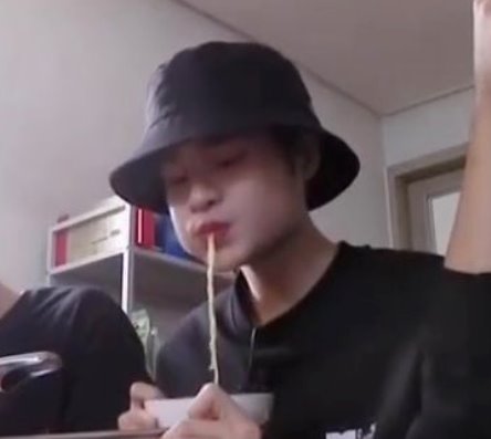 AdorableLeeHwi's tweet photo. เอ็นดูเวลาน้องแดฮวีกินจริงๆ  แก้มอ้วงน่าบีบมาก หมั่นเขี้ยววว  #MGMAVOTE #AB6IX https://t.co/aJBm9zz6ad