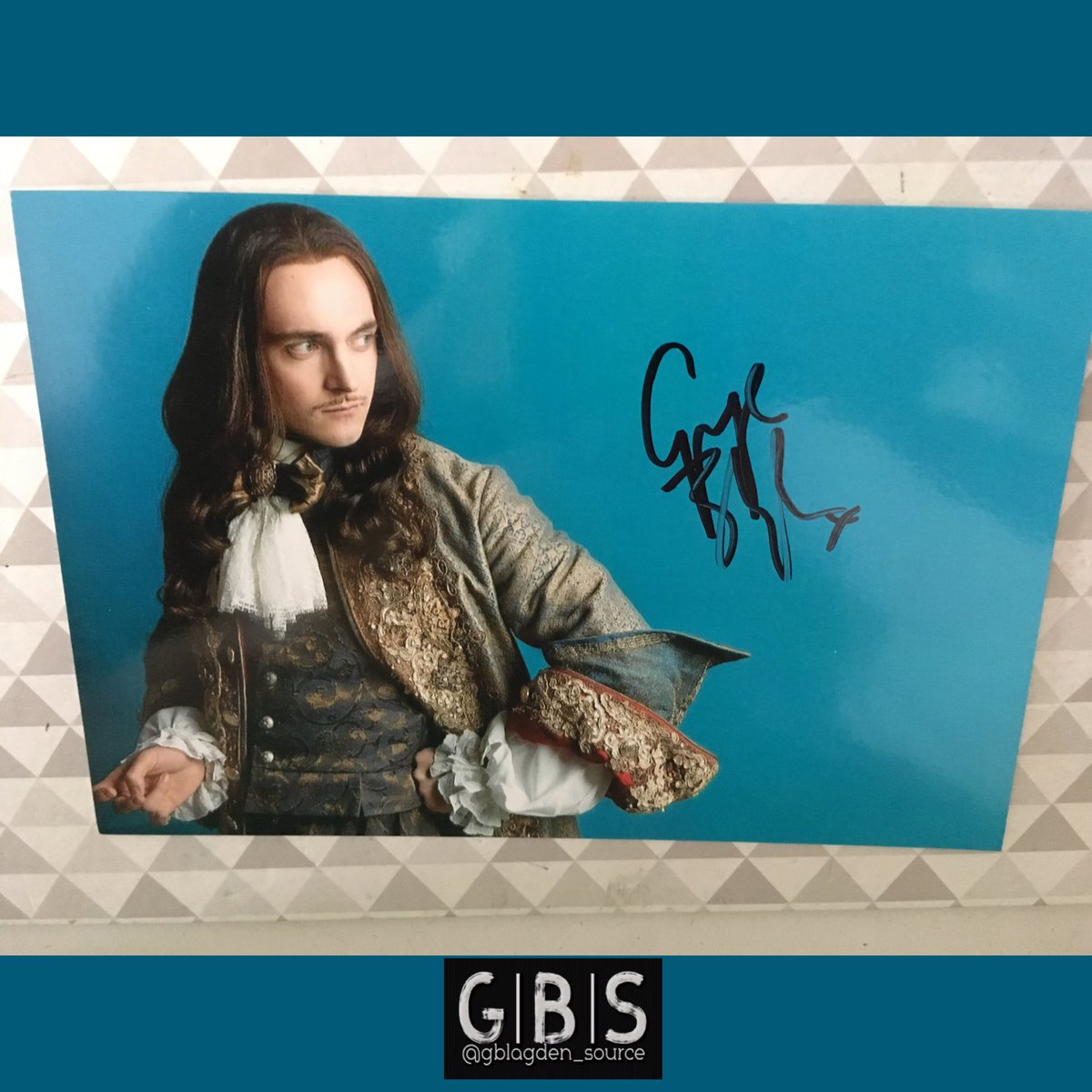 Twitter #Giveaway 🎁 Try to win this signed and framed photo of Louis. ⏩ To participate, Like, Follow us and Retweet ! #GeorgeBlagden