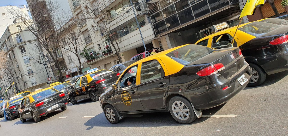 Hoy quise tomar un taxi.
No había taxi.
Estaban en una marcha contra Uber porque Uber les saca pasajeros.
Me tomé un Uber.