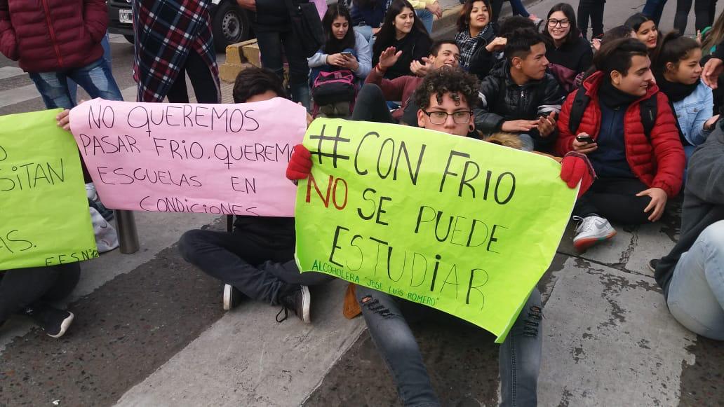 ayelenlopez's tweet photo. Realizamos #Frazadazos en las escuelas para exigirle al gobierno de Macri y Vidal una solución.

En pleno invierno, reducen la jornada escolar porque en nuestras aulas no tenemos gas. 

Lxs pibxs queremos estudiar!

#ConFríoNoSePuedeEstudiar https://t.co/02fpKZfuDL