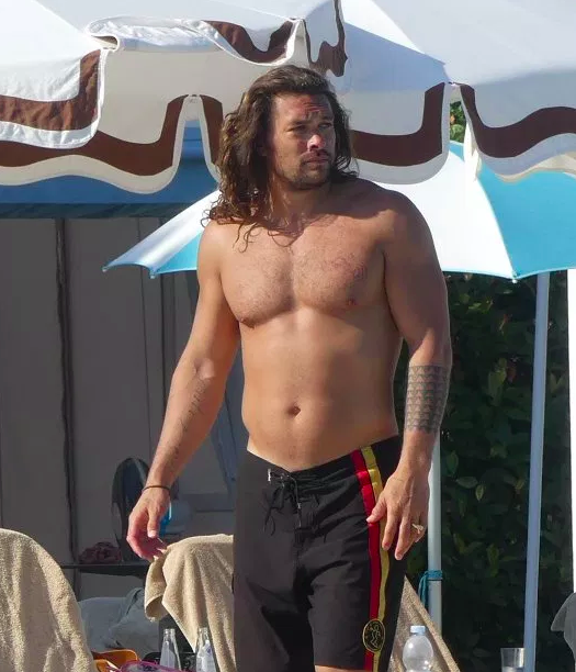 4myfansofficial's tweet photo. Honestly, everyone is talking about Jason Momoa #dadsbod... I think he is still SUPER HOT! 
What do you think about this picture, #Aquaman...Still make you wet? (answer with a gif or an emoji)
#sexsymbol https://t.co/M5arZUiFzx
