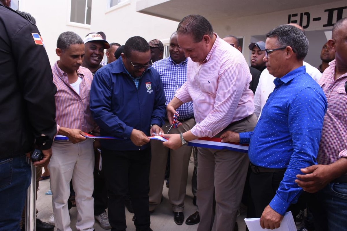 renepolancov's tweet photo. Que bueno que tenemos un presidente como @DaniloMedinaque se ha dedicado a cambiarle la vida a las personas más desposeídas de nuestras comunidades, entrega de 26 Viviendas construidas y remozada en el sector los Platanitos. https://t.co/PWAgV3TYBp