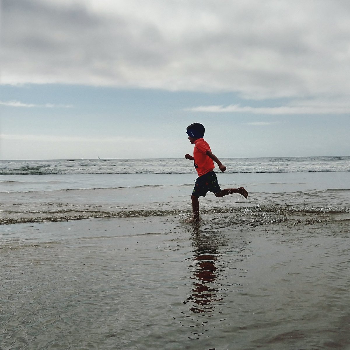 Mrs_Gawel's tweet photo. Crashing through summer like waves crashing in the ocean

He's away running like school   doesn't start a month from now! 
#beachbum #beachvacation #livinghisbestlife #beachlife #familyvacation https://t.co/9QtBdRnWra