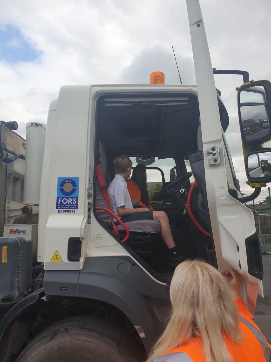 Y6 have had brilliant day learning more about road safety with <a href="/CEMEX_UK/">CEMEX UK</a> and <a href="/RobWillinson/">Rob Wilkinson</a> Thank you so much for doing this for our children. We now all know a lot more about how to keep safe on the roads. #SouthdaleCurriculum