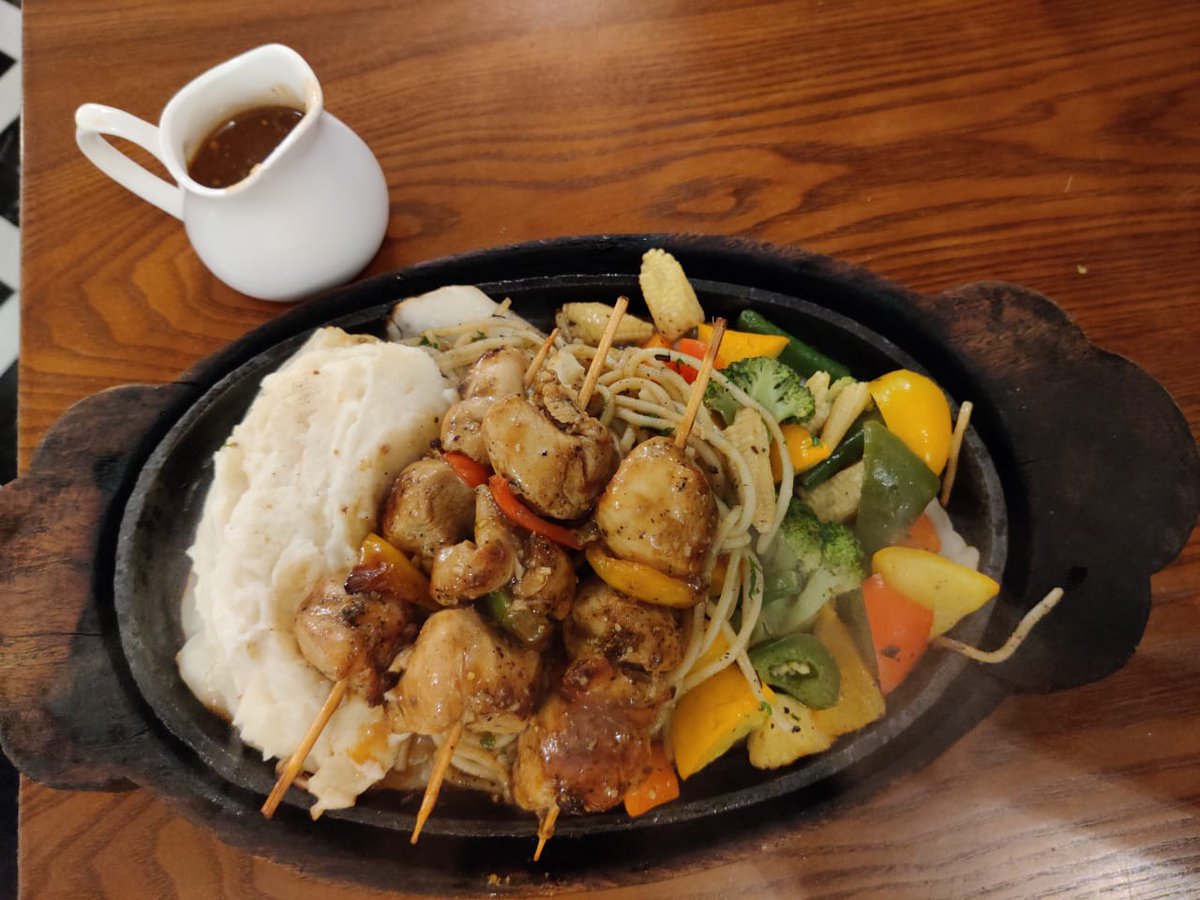 A2Afreen's tweet image. #PlateAndPint, a cute cafe tucked in the lanes of #KempsCorner, has a LIVE screening of #WorldCup matches, great  to visit for a healthy and delicious meal. 

Know all about it: zoma.to/review/43954974

#AafEats #PlacesToEatInSouthBombay #CafesInMumbai #UnfilteredDotIn