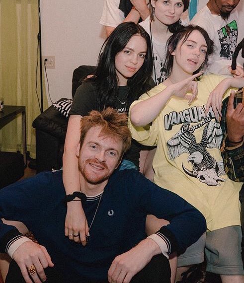 augustoviniciuv's tweet photo. e o irmão da Billie Eilish que está namorando uma garota igual a Billie???????? https://t.co/RTom5hn00C