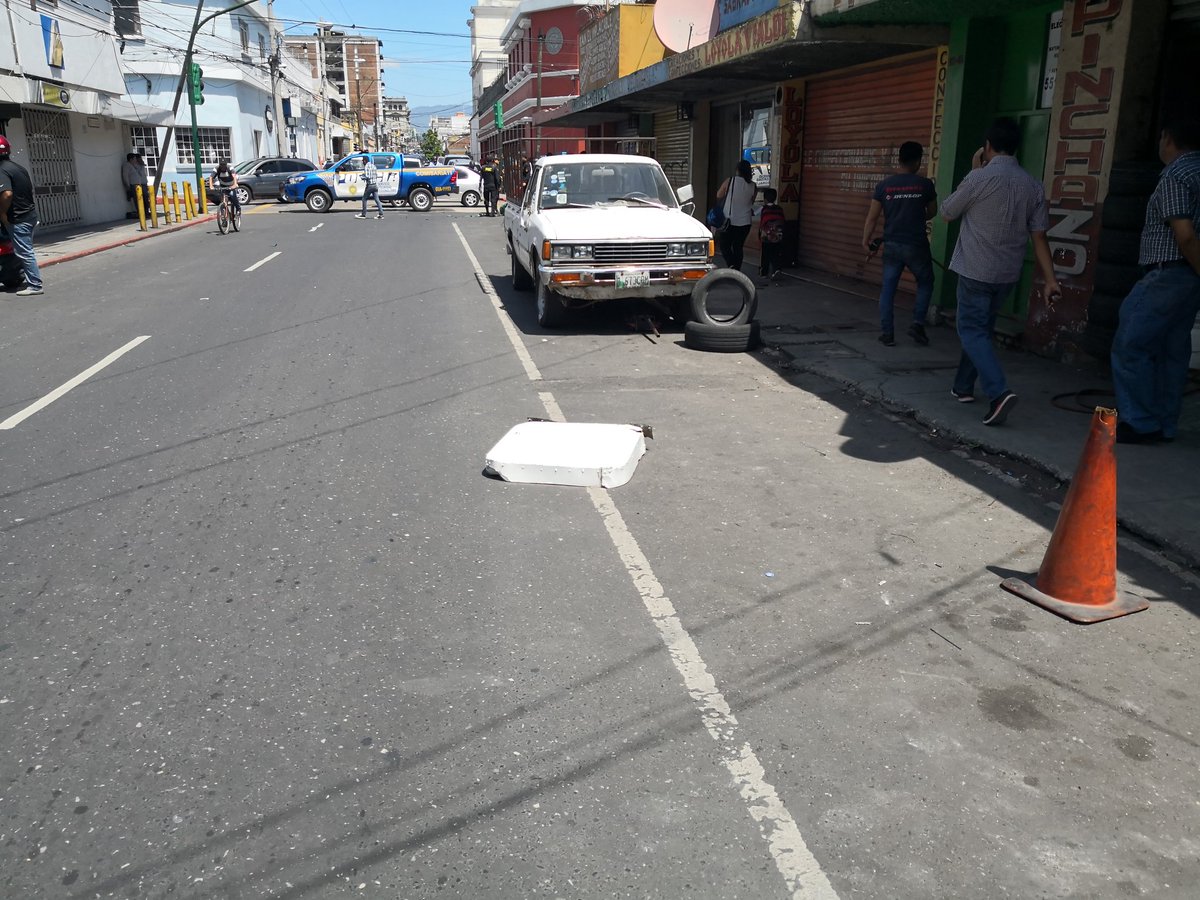 Hector_Ruiz_G's tweet photo. Semáforo derribado por Bus 3n 12 avenida y 5a calle zona 1. Paso cerrado por @PNCdeGuatemala @amilcarmontejo @traficogt https://t.co/Afa4siazF1
